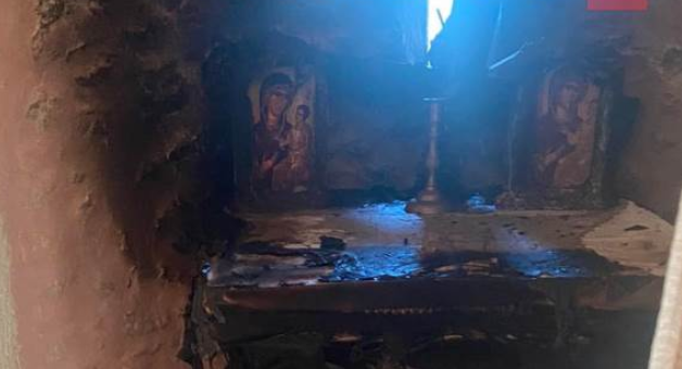 Έκαψαν την Αγία Τράπεζα -Σώθηκαν οι εικόνες της Παναγίας