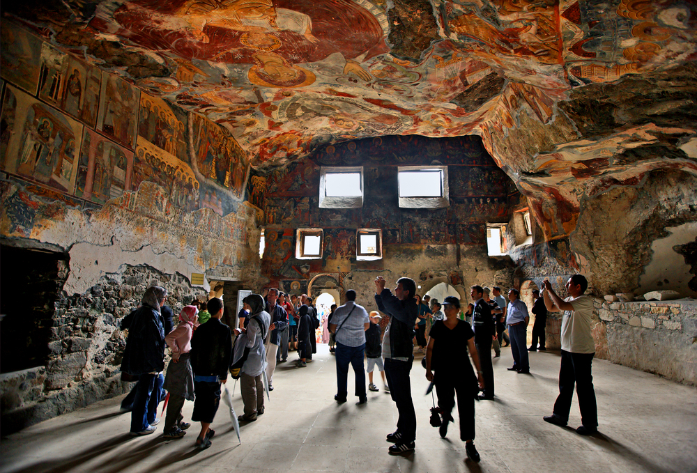 Η Τουρκία εργαλειοποιεί τους ιστορικούς ναούς της Ορθοδοξίας για πολιτικούς και τουριστικούς σκοπούς – Γέμισε επισκέπτες η Παναγία Σουμελά στον Πόντο