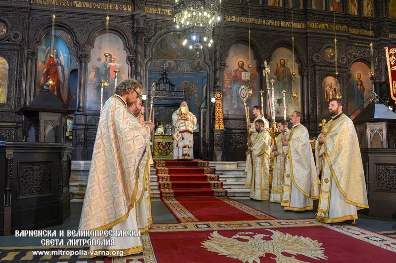 Архиерейска св. Литургия във варненския катедрален храм “Успение Богородично”
