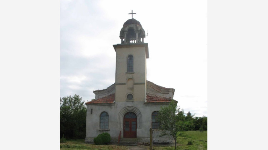 150-годишен православен храм в с. Маломир се руши