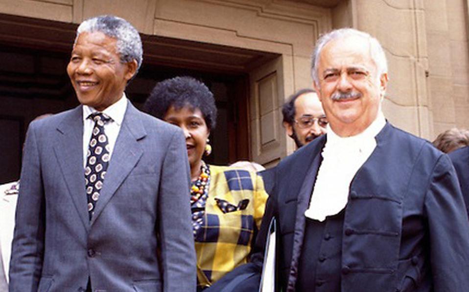 Απεβίωσε ο Τζ. Μπίζος ο Έλληνας δικηγόρος του Ν. Μαντέλα