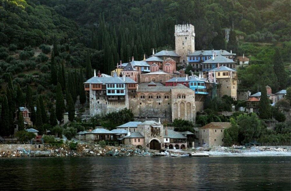 Το Άγιον Όρος συνεχίζει να σείεται: Ρωγμές στις Καρυές