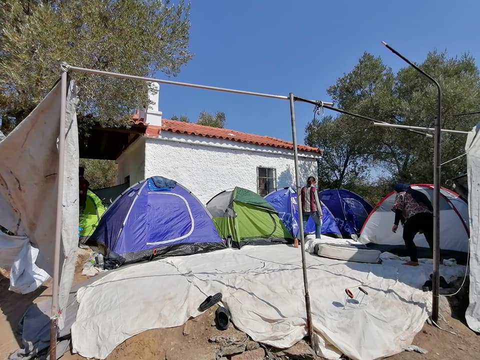Μόρια: Στήνουν καταυλισμούς στα εξωκκλήσια