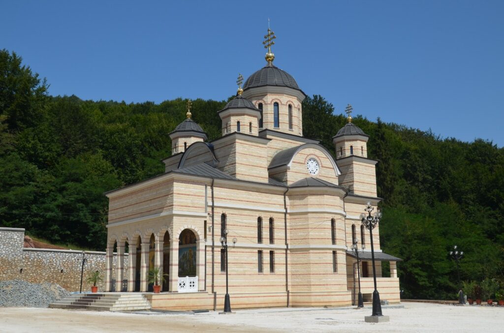 Patriarhul a sfințit biserica Mănăstirii Izbuc | 340 de ani de la prima atestare a Episcopiei Oradiei