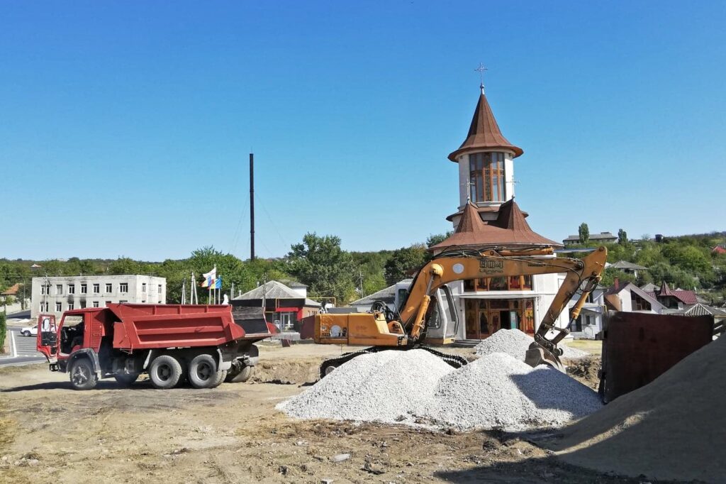 Parohul din Orhei face ultimele lucrări la biserică și la un centru pentru oamenii fără adăpost