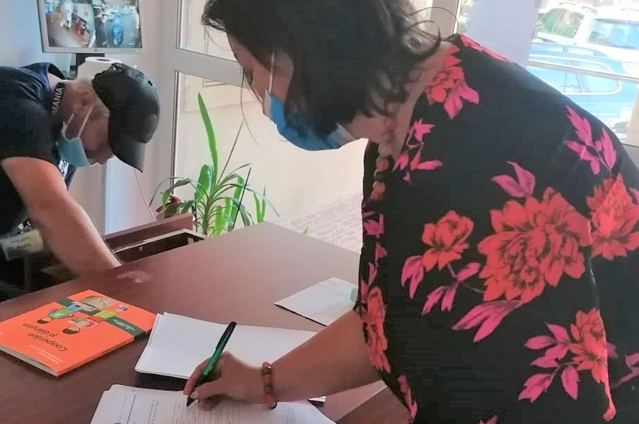 În sprijinul educaţiei | Arhiepiscopia Târgoviştei a dăruit 300 de exemplare din volumul „Cooperăm și dăruim”