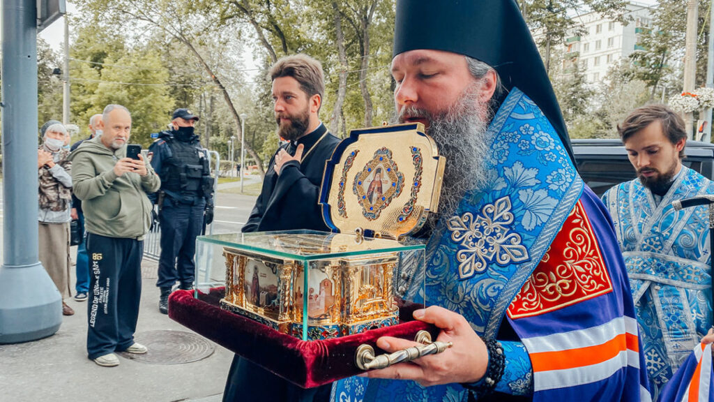 В Донской монастырь принесен ковчег с частицей мощей святителя Луки Крымского