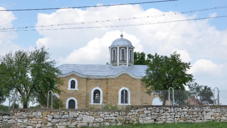 Книга разказва историята на църквата в село Баница