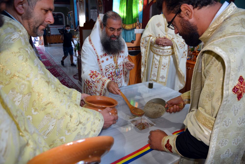 Lăcaș de cult vechi de peste o sută de ani, resfințit de Episcopul Slatinei: VIDEO