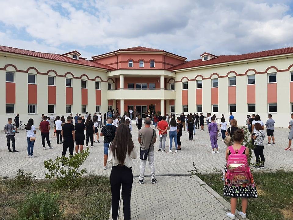 Nxënësit rikthehen me gëzim në shkollë