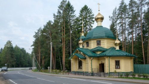 В Петербурге неизвестные разбили окна в православном храме