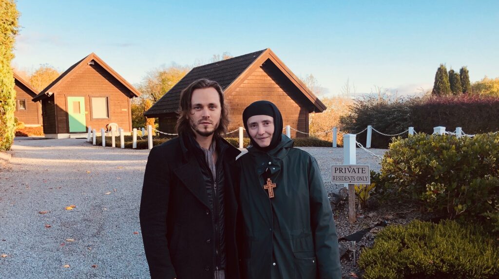 Jonathan Jackson sprijină strângerea de fonduri pentru singura mănăstire românească din Irlanda