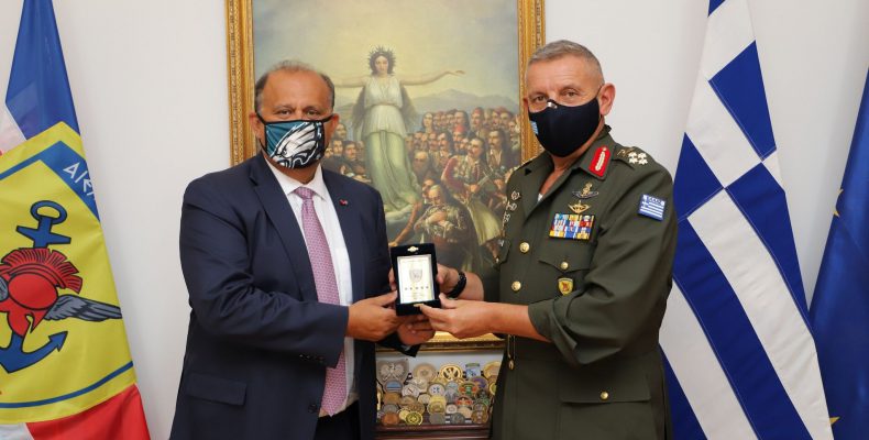 Στον αρχηγό ΓΕΕΘΑ ο πρόεδρος του AHI