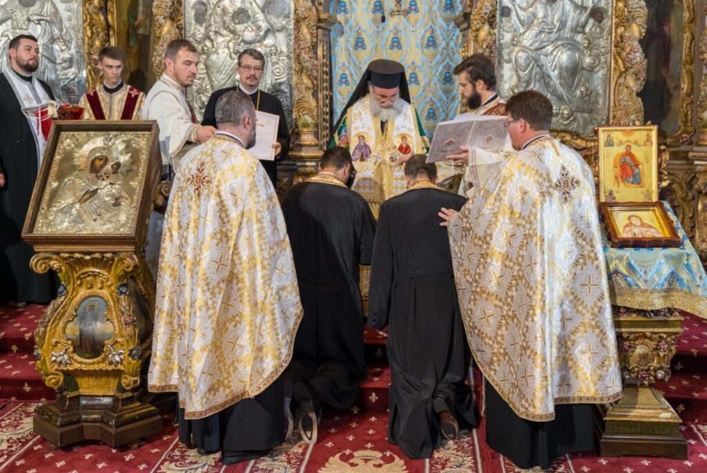 Arhiepiscopul Ioachim a instalat noii protopopi de Roman şi Bacău