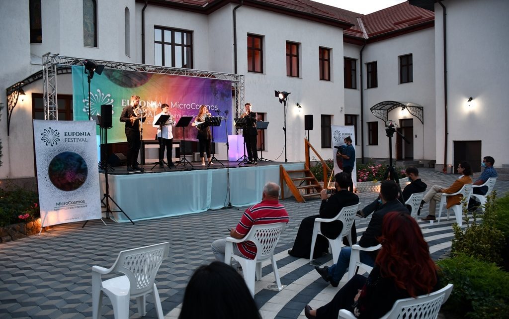Credinţă şi cultură la Caransebeş: Concert de muzică clasică în curtea centrului eparhial