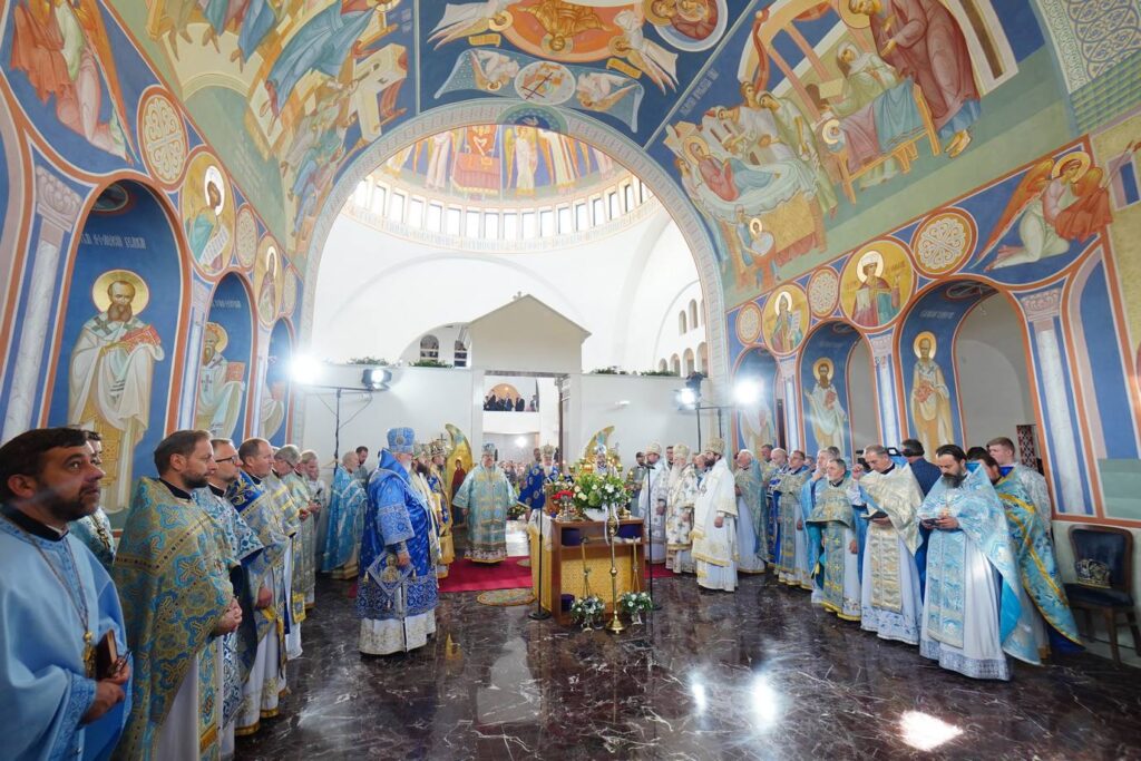 Catedrala Sf. Sofia din Varșovia a fost sfințită. Asemenea Catedralei Naționale, este închinată Eroilor Neamului