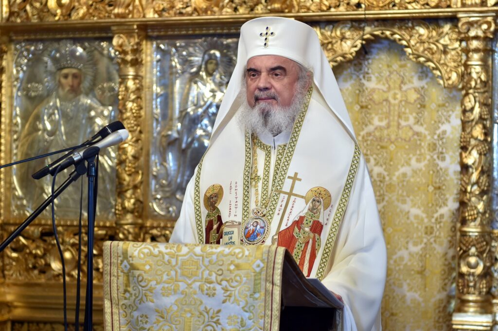 Patriarch Daniel: The cross reminds of God’s love for us / We feel a power when we make the sign of the cross