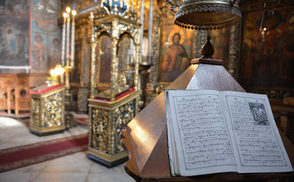 Un arhidiacon român ţine cursuri de muzică bizantină în Londra