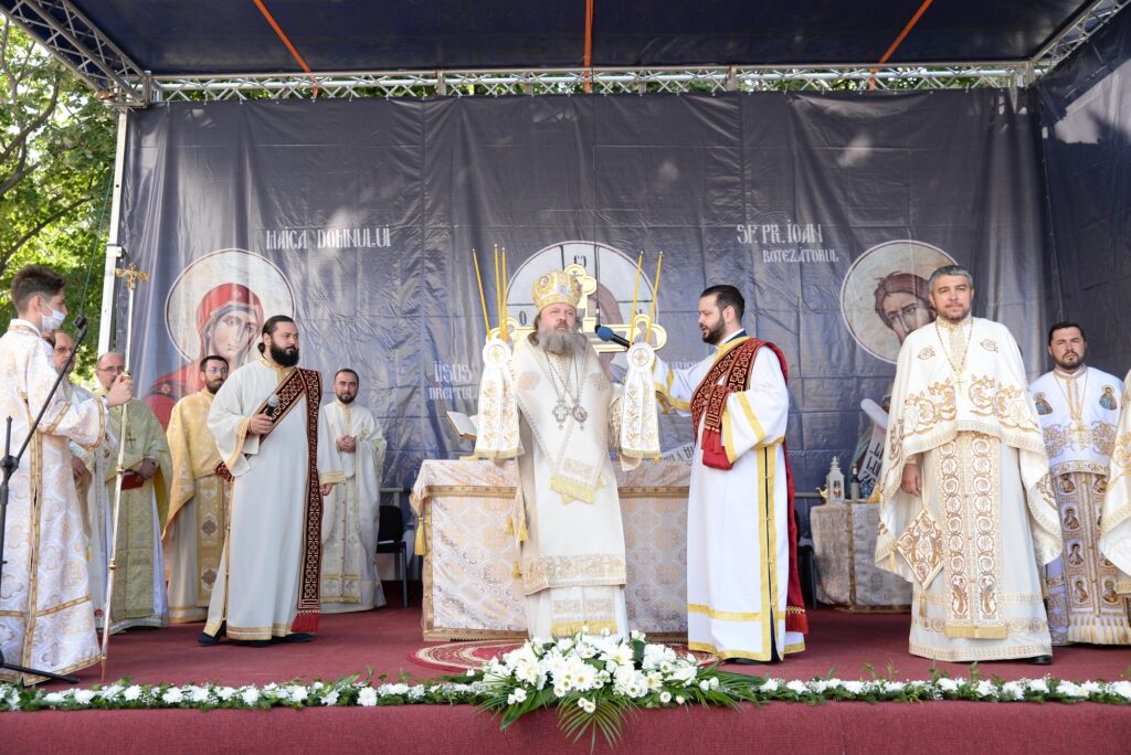 PS Timotei Prahoveanul a sfinţit demisolul bisericii „Sfinţii Trei Ierarhi” din Ploieşti