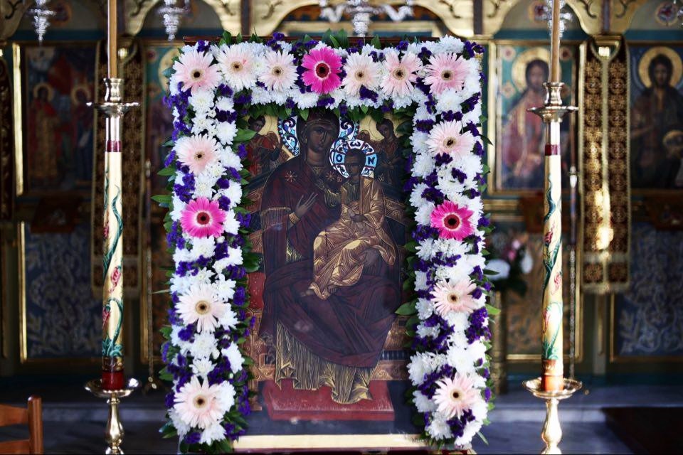 ΤΩΡΑ – Λάμπει η Παναγία η Παντάνασσα στο Πόρτο Λάγος