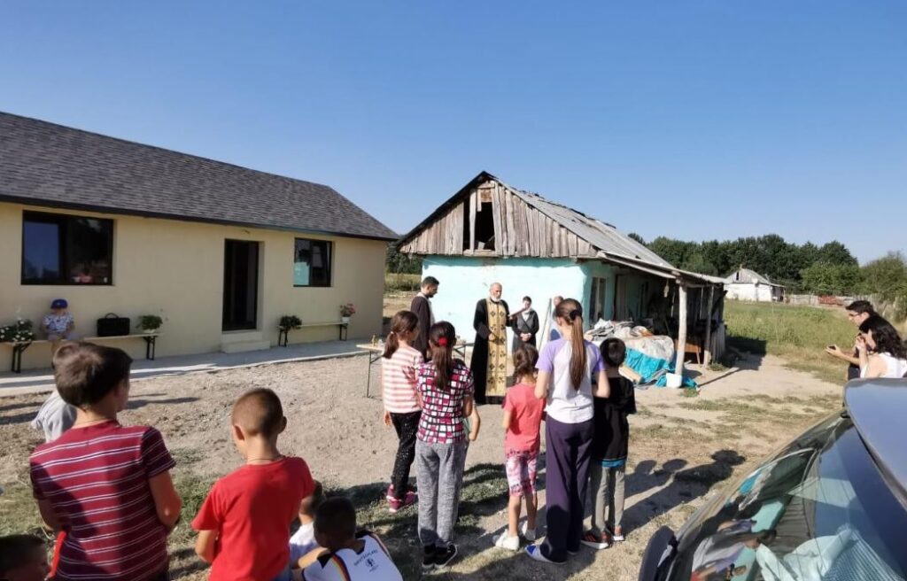 O familie locuiește în casă nouă ridicată cu sprijinul Parohiei Sf. Trei Ierarhi din Iași