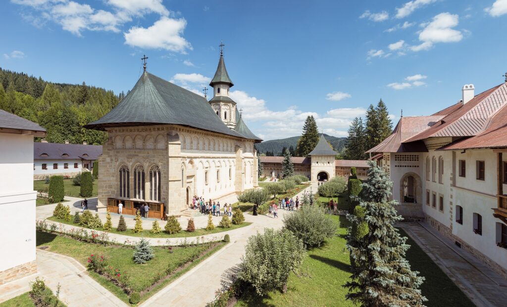 Încep Colocviile Putnei. Din temele abordate: clopotele lui Ștefan cel Mare și stăreția Părintelui Pimen
