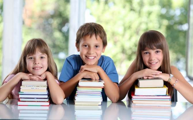 Episcopia Devei sprijină educaţia: 20 elevi primesc bursa de studiu „Pr. Arsenie Boca”