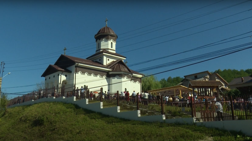 La 3 ani de la punerea pietrei de temelie, a fost sfințită biserica din satul prahovean Vărbilău