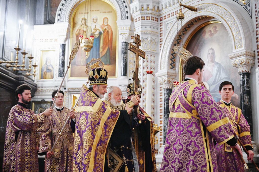 В канун праздника Воздвижения Креста Господня Святейший Патриарх Кирилл совершил всенощное бдение в Храме Христа Спасителя