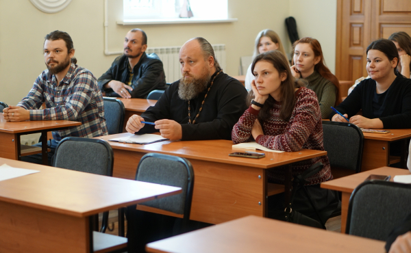 При поддержке Синодального отдела по делам молодежи в Омске проходит Школа православного молодежного актива «Вера и дело»