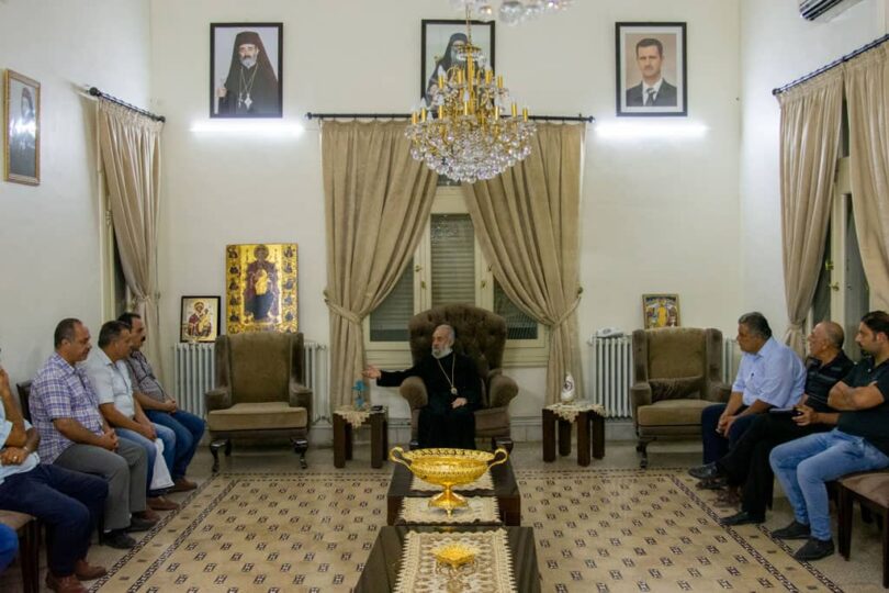 استقبل صاحب السيادة جاورجيوس (أبو زخم) ميتربوليت حمص وتوابعها للروم الأرثوذكس في دار المطرانية عدداً من مزارعي قرية أم شرشوح المستفيدين من برنامج الدعم الزراعيّ المقدّم من مركز لمسة، بحضور الأستاذ رازي صليبي مدير المركز