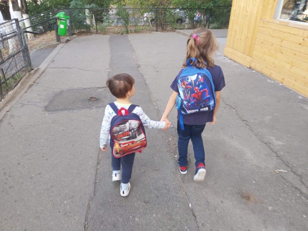 Zeci de copii din Moldova și Ucraina au primit ghiozdane și haine cu ajutorul Parohiei Sf. Nicolae – Torino