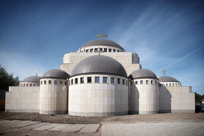 KISHA ORTHODHOKSE E POLONISË SHENJTËRON KATEDRALEN E SHËN SOFISË NË VARSHAVË