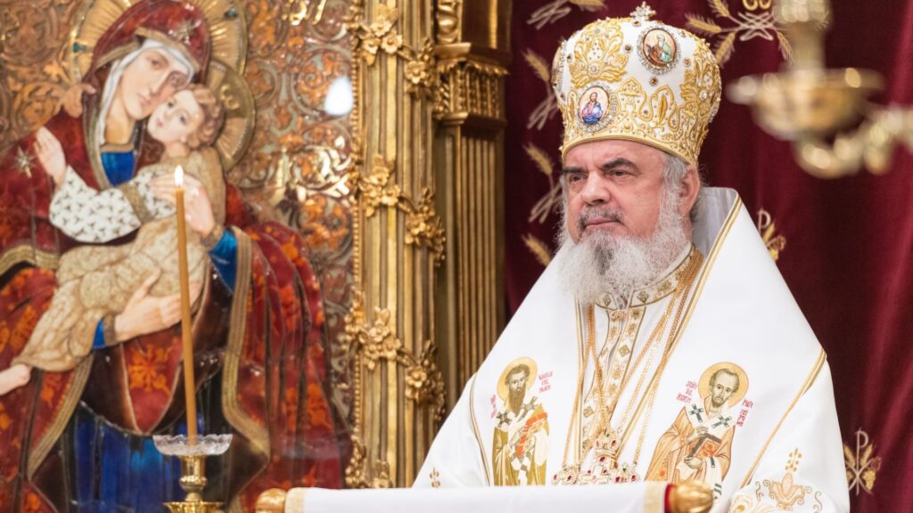 Patriarhul: Cei care nu au copii să înfieze sau să ajute familiile sărace a căror unică bogăție sunt copiii mulți
