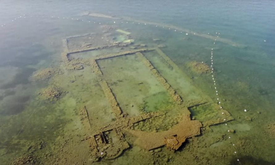 Ruinele Bisericii din lacul Iznik sunt vizibile datorită scăderii nivelului apei