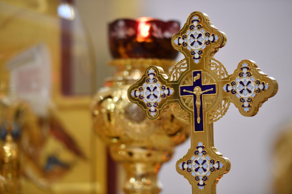 Episcopul Macarie îndeamnă la purtarea crucii cu răbdare şi iubire