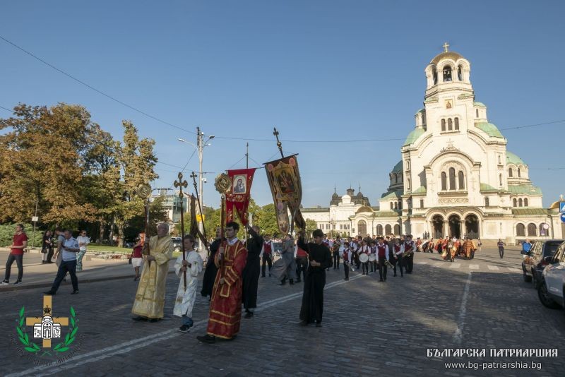 С тържествено литийно шествие бяха пренесени мощите на св. Климент, Папа Римски и св. Потит Сердикийски