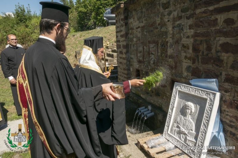 Аязмо в чест на св. Пантелеймон бе осветено в близост до гр. Земен