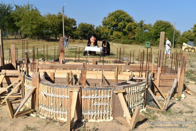 Полагане на основен камък на храм „Възкресение на св. праведни Лазар“ в с. Голяма Желязна