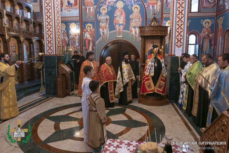 Вечерня с архиерейско предстоене в храм „Св. св. Константин и Елена“, с. Гара Елин Пелин