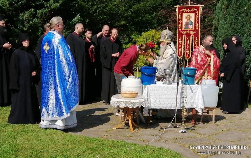 Архиерейска св. Литургия за Рождество Богородично във Врачешкия манастир