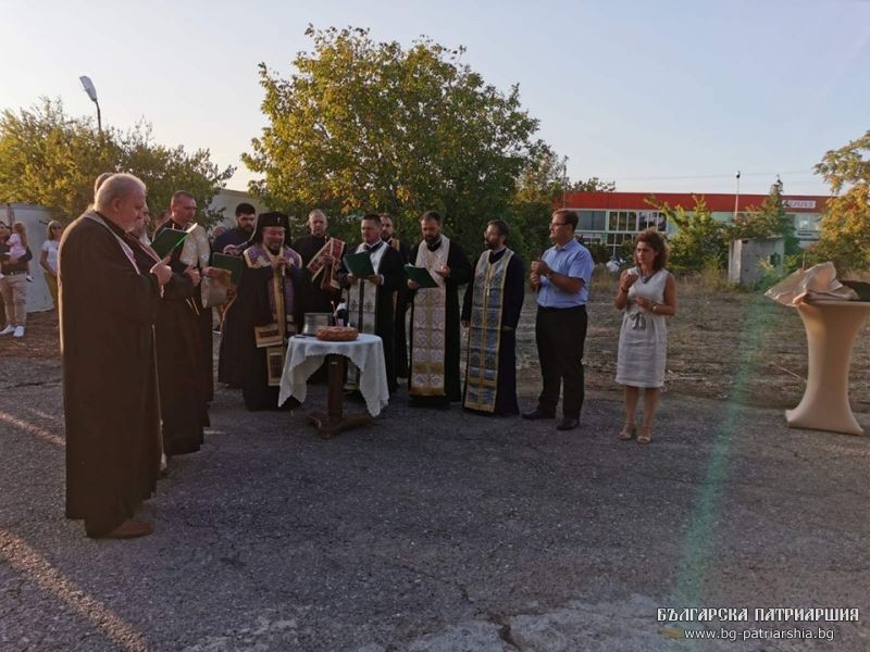 Направиха първа копка на храм “Св. Киприан Московски – българин” в кв. “К. Ганчев”