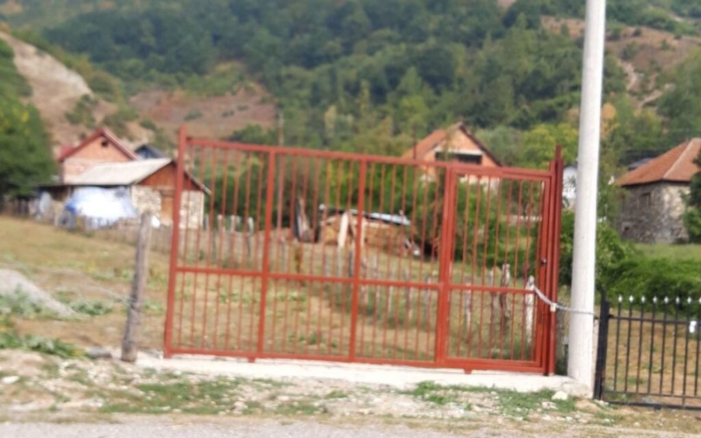 Поново скинут крст са капије црквишта у Мартовићима код Плава