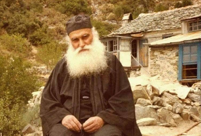 Συνέντευξη: “Τα δύσκολα παιδικά χρόνια του Οσίου Εφραίμ”