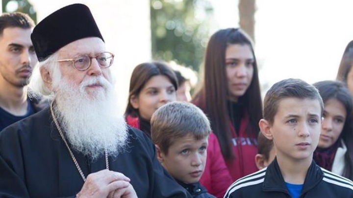 Ο Αρχιεπίσκοπος Αλβανίας κοντά στους νέους: “Χωρίς κατήχηση η Ορθοδοξία κινδυνεύει να γίνει αόριστη”