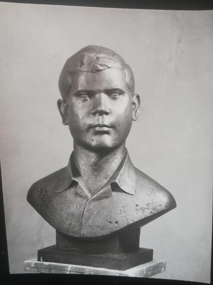 Μνημείο Ηρώων και Προτομή ήρωα Αναστάση Ζαρβού