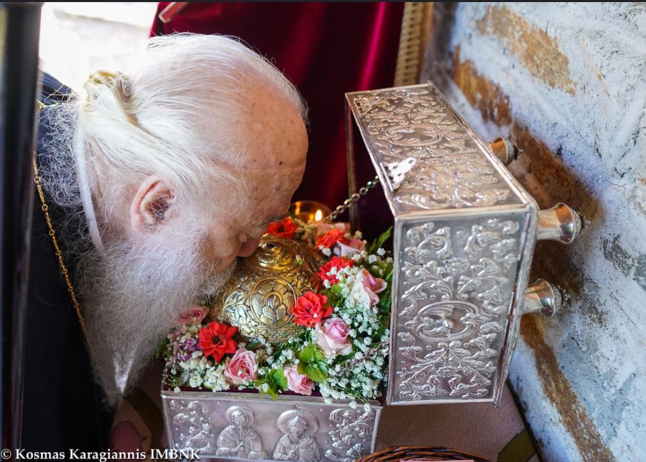 Ο Μητροπολίτης Βεροίας ενώπιον της κάρας του Οσίου Δαβίδ