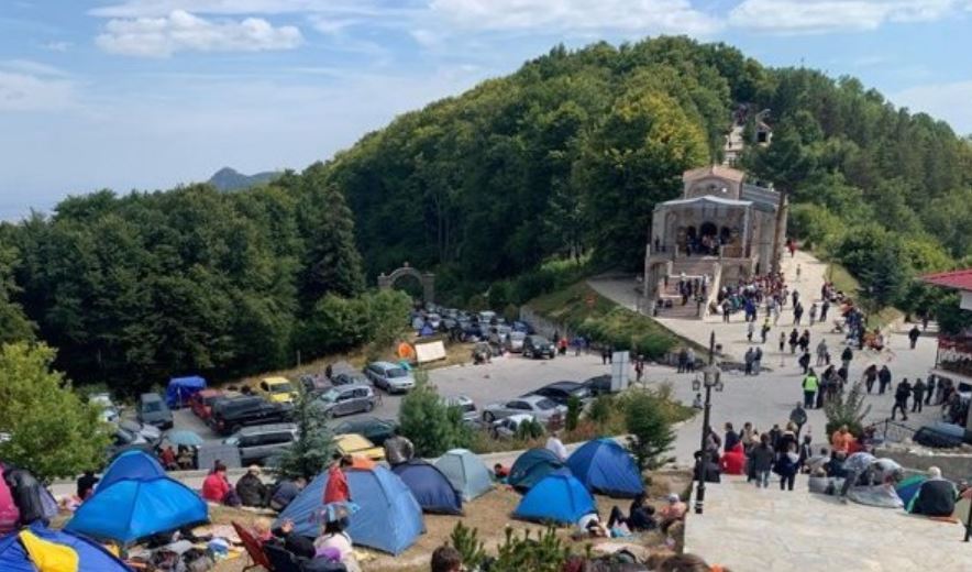 Вярващи се събират на Кръстова гора