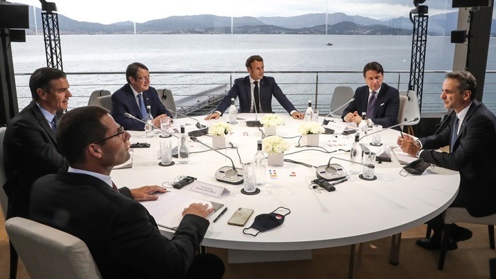 Συζητείται το θέμα της Τουρκίας: Πλάνα από το στρογγυλό τραπέζι