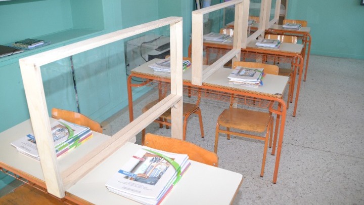 Πλέξιγκλας στα θρανία σε Ραφήνα και Πικέρμι